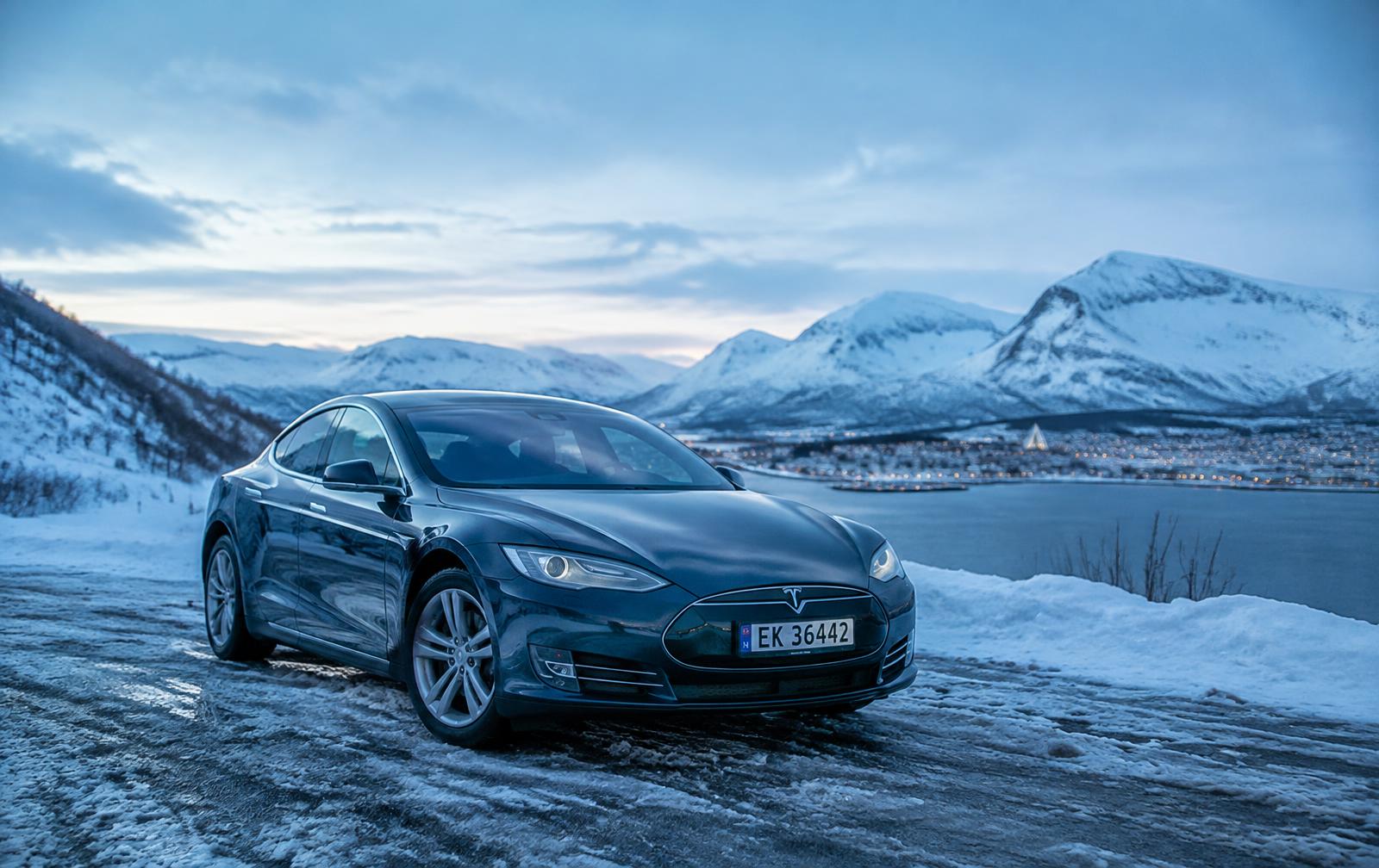 Ren bil i vinterlandskap i Tromsø